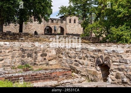 Rovine, mura, resti del sistema di riscaldamento del canale, riscaldamento a pavimento dell'ostello Mansio, scavi del camping village vicus, porta Praetoria, romana Foto Stock