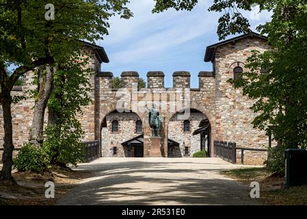 Porta principale, porta Praetoria con statua in bronzo dell'imperatore Antonino Pio, Forte Romano di Saalburg, fortezza coorte ricostruita, museo, parco archeologico Foto Stock