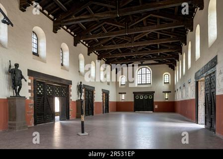 Grande Sala della Commenda Principia, interno con statue in bronzo dell'imperatore Adriano e Severo Alessandro, Saalburg Forte Romano, ricostruito Foto Stock