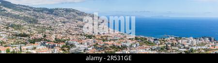 Isola di Madeira Portogallo - 04 21 2023: Vista aerea panoramica completa della città di Funchal e Camara de Lobos, città turistica e iconica sull'isola di Foto Stock