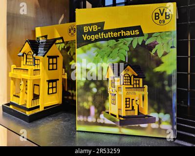 Fan articoli BVB bird feeder house in una fan shop di Borussia Dortmund, Dortmund, Ruhr zona, Nord Reno-Westfalia, Germania Foto Stock