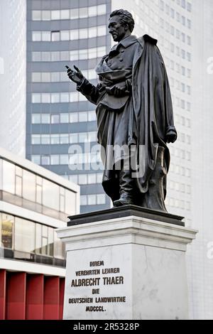 Statua di Albrecht Thauer, monumento basato su un disegno di Ernst Rietschel di fronte alla City-Hochhaus, Lipsia, Sassonia, Germania Foto Stock