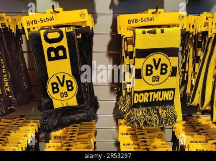 Fan article sciarpa BVB in una fan shop di Borussia Dortmund, Dortmund, Ruhr area, Nord Reno-Westfalia, Germania Foto Stock