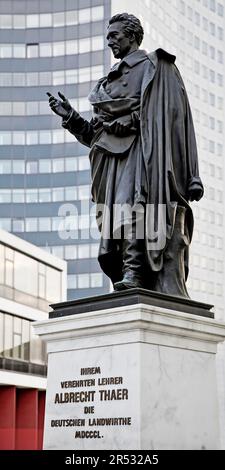 Statua di Albrecht Thauer, monumento basato su un disegno di Ernst Rietschel di fronte alla City-Hochhaus, Lipsia, Sassonia, Germania Foto Stock