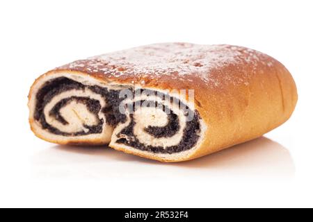 Dessert di pasta arrotolata con semi di papavero grandi con glassa di zucchero isolata su fondo bianco Foto Stock