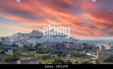 Ostuni città bianca skyline, Brindisi, Puglia Italia meridionale. L'Europa. Foto Stock