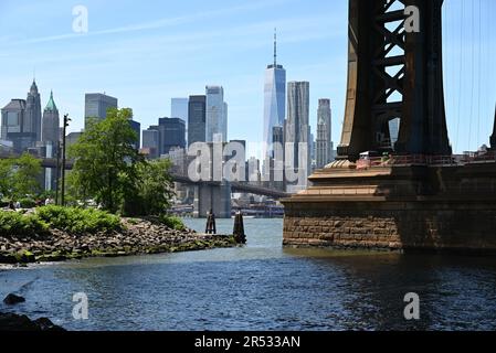 Vista dello skyline di Manhattan con il Ponte di Brooklyn sull'East River dal quartiere DUMBO di Brooklyn. Foto Stock