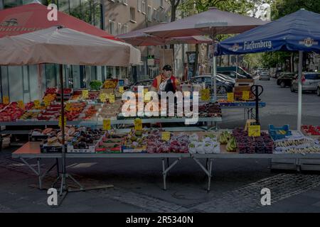 Berlino, Germania. 31st maggio, 2023. Un venditore attende i clienti presso il suo stand di frutta e verdura a Berlino, il 31 maggio 2023, tra le sfide dell'inflazione e dell'aumento dei prezzi dei prodotti alimentari. L’inflazione tedesca è calata al 6,1% a maggio, ma i prezzi dei generi alimentari continuano a crescere di quasi il 15%. Nonostante gli sforzi per mitigare l’impatto, l’elevato costo della vita erode il potere di acquisto dei consumatori, lasciando le persone con meno risorse a permettersi le necessità. (Foto di Michael Kuenne/PRESSCOV/Sipa USA) Credit: Sipa USA/Alamy Live News Foto Stock