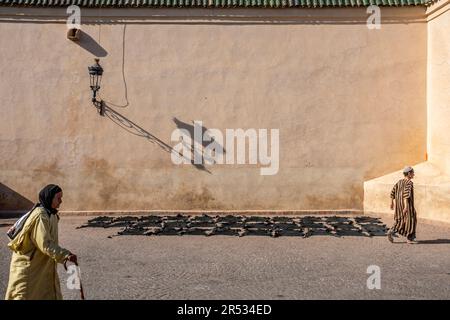 La gente cammina davanti alla moschea di ben Youssef, Marrakech, la moschea di Maroccoben Youssef, Marrakech, Marocco Foto Stock