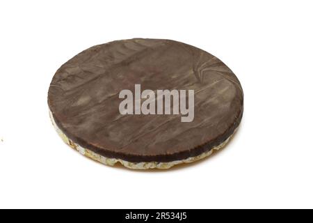 Uno spuntino con torta di riso ricoperta di cioccolato fondente isolato su sfondo bianco Foto Stock