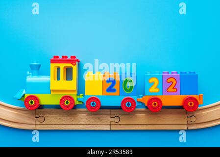 Felice anno nuovo 2022. Locomotiva giocattolo di Natale con i numeri 2022 su un blu Foto Stock