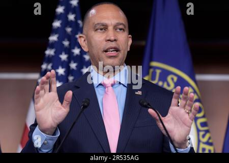 Washington, Stati Uniti. 31st maggio, 2023. IL leader della minoranza della Camera DEGLI STATI UNITI, Hakeem Jeffries (D-NY), parla oggi del disegno di legge sul tetto del debito il 31 maggio 2023 a HVC/Capitol Hill a Washington DC, USA. (Foto di Lenin Nolly/Sipa USA) Credit: Sipa USA/Alamy Live News Foto Stock