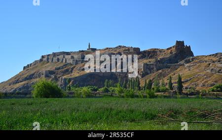 Van Castle, situato nella città di Van, in Turchia, fu costruito durante il periodo urartiano. Ci sono antichi insediamenti intorno. Foto Stock