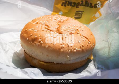 Minsk, Bielorussia - 20 aprile 2023: Cheeseburger in mano al Burger King primo piano Foto Stock