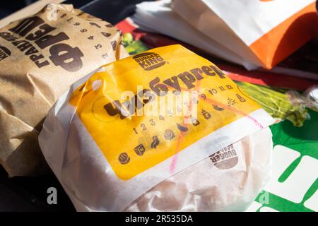 Minsk, Bielorussia - 20 aprile 2023: Cheeseburger in mano al Burger King primo piano Foto Stock