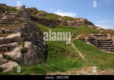 Van Castle, situato nella città di Van, in Turchia, fu costruito durante il periodo urartiano. Ci sono antichi insediamenti intorno. Foto Stock