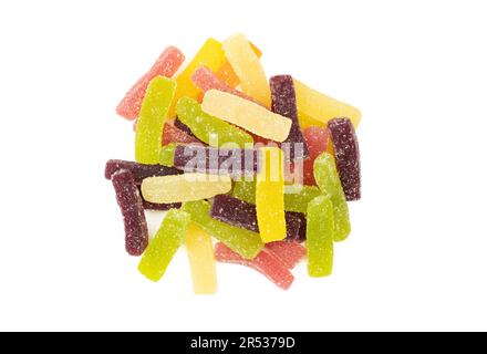 Gruppo di colorate caramelle di gelatina zuccherate isolate su sfondo bianco. Vermi gommosi Foto Stock