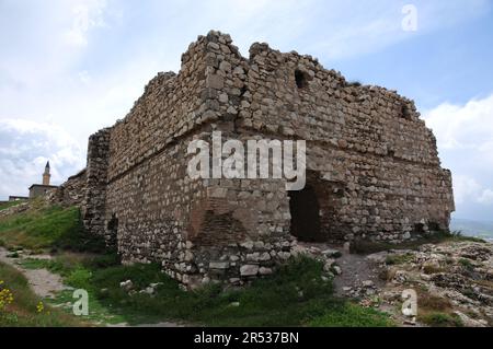 Van Castle, situato nella città di Van, in Turchia, fu costruito durante il periodo urartiano. Ci sono antichi insediamenti intorno. Foto Stock