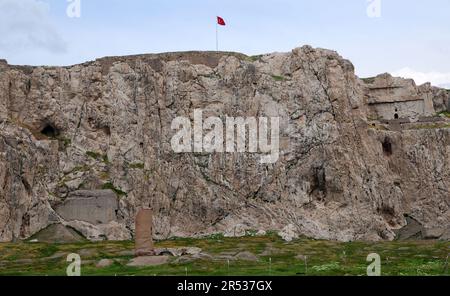 Van Castle, situato nella città di Van, in Turchia, fu costruito durante il periodo urartiano. Ci sono antichi insediamenti intorno. Foto Stock