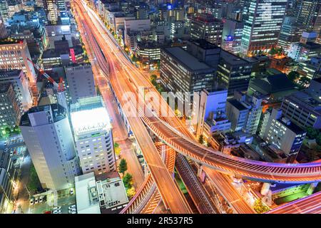 Osaka, paesaggio urbano giapponese al crepuscolo. Foto Stock