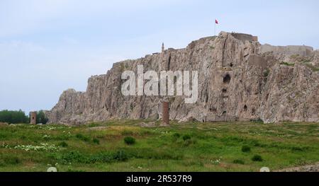 Van Castle, situato nella città di Van, in Turchia, fu costruito durante il periodo urartiano. Ci sono antichi insediamenti intorno. Foto Stock