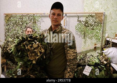 Zaporizhzhzhia, Ucraina. 30th maggio, 2023. Un soldato dell'esercito ucraino si è visto in piedi con reti mimetizzatrici che sono state fatte in un centro di volontariato a Zaporizhzhia. Dal primo giorno di guerra Zaporizhzhzhia è diventato un alveare di attività per i volontari che producono tutto da armatura corpo a reti mimetizzazione, ostacoli anticarro a stufe di riscaldamento e imbragature per fucili per i soldati ucraini che combattono l'invasione russa. (Foto di Andriy Andriyenko/SOPA Images/Sipa USA) Credit: Sipa USA/Alamy Live News Foto Stock