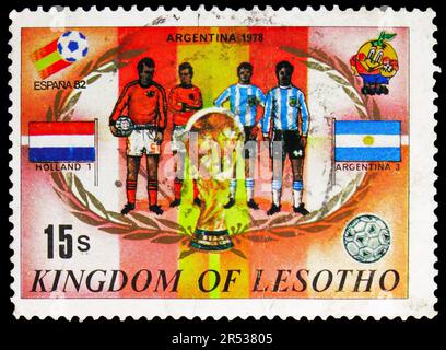 MOSCA, RUSSIA - 18 MAGGIO 2023: Francobollo stampato in Lesotho mostra Argentina, 1978, Coppa del mondo di calcio serie, circa 1982 Foto Stock