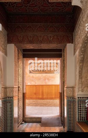 Ali ben Youssef Medersa, Marrakech è un ex collegio teologico e ora una grande attrazione turistica che attrae migliaia di visitatori ogni anno. Foto Stock