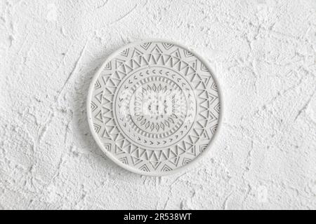 Decor Home Gypsum. Calcestruzzo fatto a mano. Coffee Coaster rotondo. Piastra bianca su sfondo bianco. Mock-up di lastre di calcestruzzo. Foto Stock