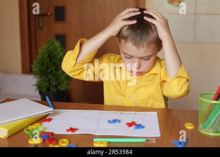 Homeschooling. Ragazzo caucasico con difficoltà di apprendimento, stress, faticoso lavoro, stanchezza, esaurimento, follia. Studente esausto e stanco Foto Stock