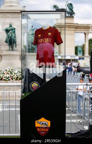 Vista generale della T-shirt AS Roma al Fan Festival in vista della partita finale della UEFA Europa League 2022/23 tra il Sevilla FC e AS Roma in Piazza degli Eroi. Foto Stock