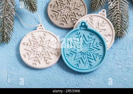 Decorazioni natalizie in cemento. Oggetti artigianali in gesso per la decorazione d'interni. Artigianato, piccola impresa, fai da te, concetto di hobby. Foto Stock