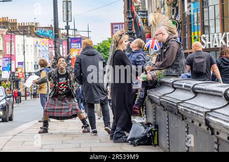 Londra, Regno Unito - 17 maggio 2023: Persone della sottocultura punk e una serie diversificata e ampiamente conosciuta di ideologie, moda e altre forme di espressione, vis Foto Stock