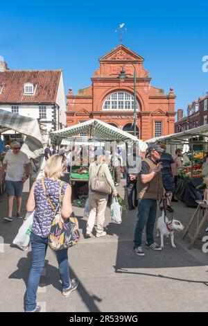 La gente che acquista al mercato di sabato di Beverley, Yorkshire orientale, Inghilterra, Regno Unito Foto Stock