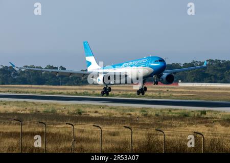 Aerolineas Argentinas Airbus A330-202 (Reg.: LV-GIF) atterra direttamente da Buenos Aires per un altro volo solo cargo. Foto Stock