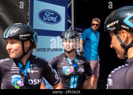 Maeve Plouffe e i piloti del Team DSM prima della RideLondon Classique Stage 3 UCI Women's World Tour gara ciclistica intorno alle strade nel centro di Londra, Regno Unito. Foto Stock