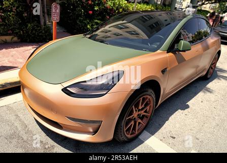 Miami Beach, Florida USA - 14 aprile 2021: tesla model y orange matte 2019, vista laterale d'angolo. crossover elettrico. Foto Stock