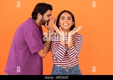 Ragazzo indiano che condivide i segreti con la sua simpatica ragazza Foto Stock