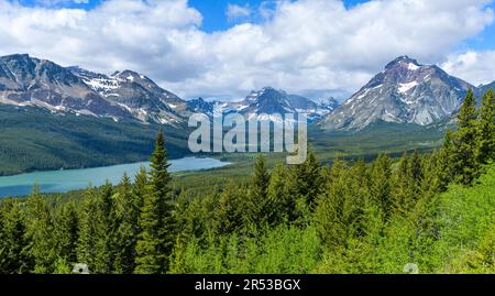 Primavera a Two Medicine Valley - Una panoramica del Lower Two Medicine Lake circondato da aspre vette alte, Glacier National Park, MT. Foto Stock