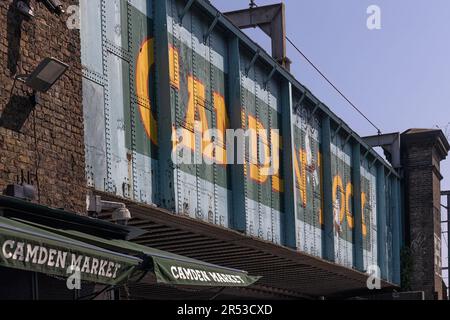 LONDRA, Regno Unito - 27 MAGGIO 2023: Cartello dipinto Camden Lock sul lato del ponte ferroviario vicino ai mercati di Camden Foto Stock