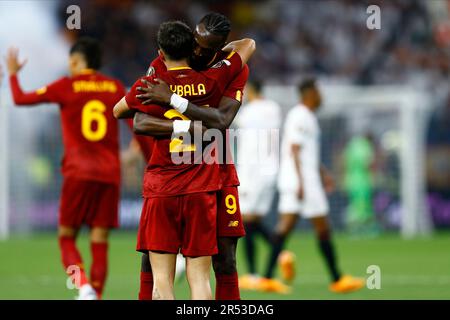 Budapest, Ungheria. 31st maggio, 2023. Paulo Dybala di AS Roma festeggia dopo aver segnato il 0-1 durante la partita della UEFA Europa League, finale tra il Sevilla FC e l'AC Roma giocata allo stadio Puskas Arena il 31 maggio 2023 a Budapest, Ungheria. (Foto di Antonio Pozo/PRESSIN) Credit: PRESSINPHOTO SPORTS AGENCY/Alamy Live News Foto Stock