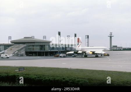 Raro gioco di motori Concorde! G-BOAE British Airways Concorde 212 nella livrea britannica sulla rampa a Parigi CDG - un acceso motore start! Foto Stock