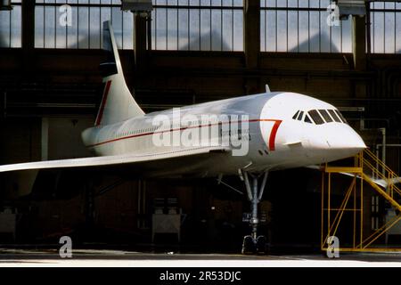 British Airways Concorde G-BOAG (c/n 214) visto nell'hangar di Londra Heathrow nell'aprile 1988 Foto Stock