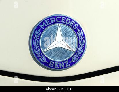 primo piano dello stemma del cofano mercedes benz vintage sulla roadster vintage color crema Foto Stock