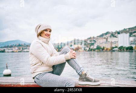 Ritratto all'aperto di felice giovane donna godendo bella passeggiata sul lago di Ginevra a Montreux città, Svizzera Foto Stock