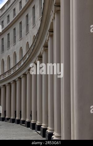 LONDRA, Regno Unito - 29 MAGGIO 2023: Le colonne georgiane e la facciata di John Nash a Park Crescent a Marylebone Foto Stock