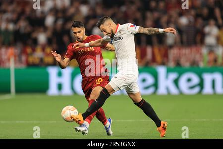 Puskás Aréna, UNGHERIA - MAGGIO 31: ROGER Ibanez (R), il difensore brasiliano della Roma, combatte per la palla con Lucas Ocampos, l'argentino di Siviglia, durante la finale di UEFA Europa League tra il Sevilla FC e AS Roma allo stadio Puskás Aréna di Budapest, il 31 maggio 2023. Photo by, Kredit: Gabriella Barbara, Alamy Live News Foto Stock