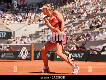 Parigi, Francia. 31st maggio, 2023. Anna Blinkova di Russia gioca contro Caroline Garcia di Francia con la quinta seminata durante la seconda partita al Roland Garros French Tennis Open di Parigi, in Francia, mercoledì 31 maggio 2023. Blinkova ha vinto 4-6, 6-3, 7-5. Foto di Maya Vidon-White/UPI Credit: UPI/Alamy Live News Foto Stock