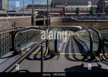 Scala mobile che conduce al parcheggio per biciclette sottomarino vicino alla stazione centrale di Amsterdam, Paesi Bassi Foto Stock