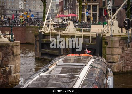 La barca da crociera naviga attraverso i canali di Amsterdam, Paesi Bassi Foto Stock